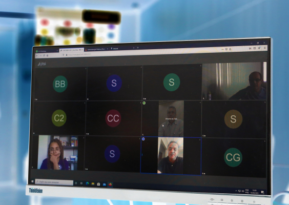 Na tela de um notebook, uma vereadora e três vereadores dividem espaço em reunião virtual e remota. 
