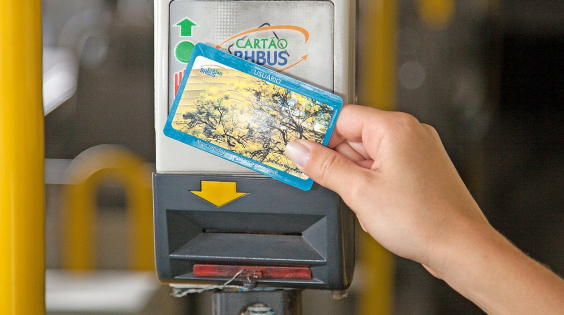 detalhe de uma mão segurando o cartão bhbus em frente ao sensor, na catraca do ônibus