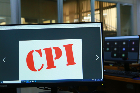 Tela de computador com as letras CPI escritas em maiúsculo na cor  vermelho 
