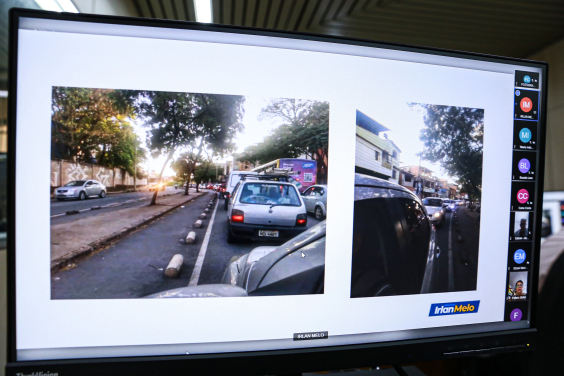 Tela de computador com imagem de trânsito bem carregado