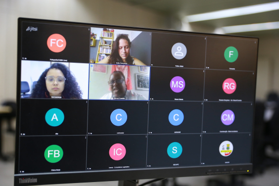 Tela de computador com três mulheres participantes da reunião