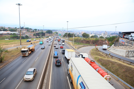 Vista das duas pistas do Anel Rodoviário com trânsito intenso do lado direito