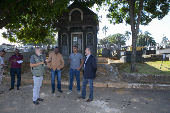 Os vereadores Wilsinho da tabu e Marcos Crispim conversam com representantes da Prefeitura Municipal de Belo Horizonte no Cemitério da Saudade, durante o dia.
