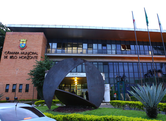 Imagem da fachada principal da CMBH e do monumento artístico em frente