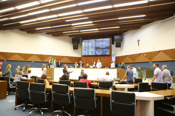 Imagem do Plenário ampliado com vereadores , em votação
