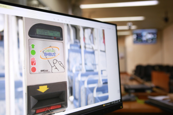 Imagem do painel com o emblema da BHTrans que , dentro dos coletivos, identifica o cartão de passagem do usuário do transporte público