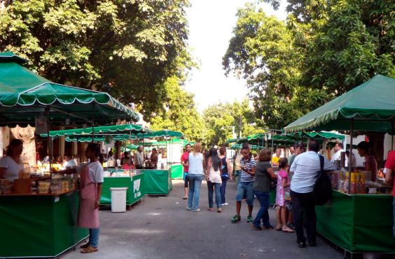Barraquinhas vendem comida  em logradouro público 