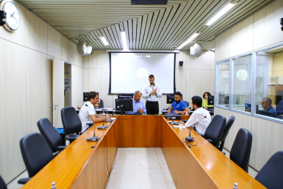 Imagem de parlamentares membros da Comissão Especial sentados em torno de  uma mesa em formato U