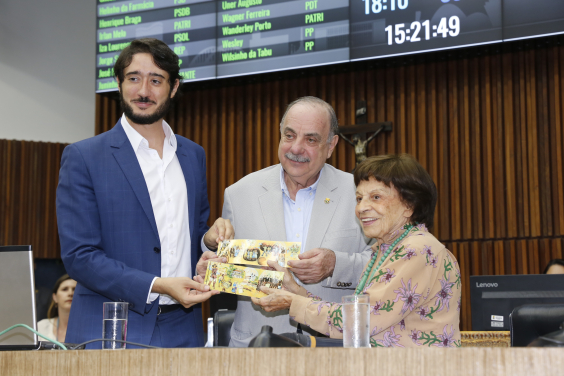 Presidente da Câmara acompanha entrega de cartões postais com as imagens de Yara Tupynambá ao prefeito de Belo Horizonte, Fuad Noman, no Plenário Amynthas de Barros