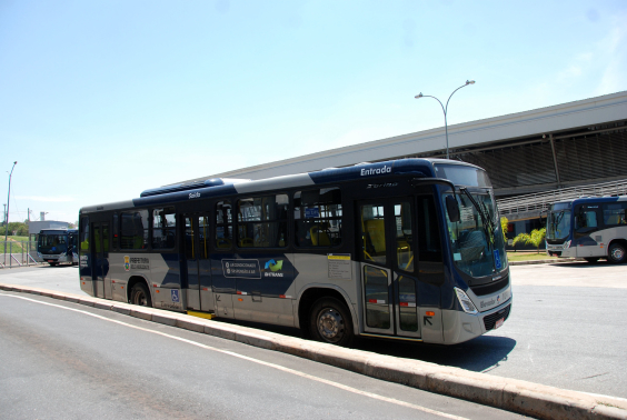 Ônibus do sistema de transporte coletivo de Belo Horizonte, parado, durante o dia.