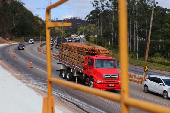 Imagem do Anel Rodoviário com trânsito intenso. Destaque para caminhão vermelho que desce a rodovia