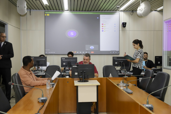 Dois parlamentares em reunião, sentados à mesa.