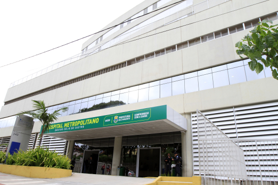 Fachada do Hospital Metropolitano Doutor Célio de Castro, durante o dia.