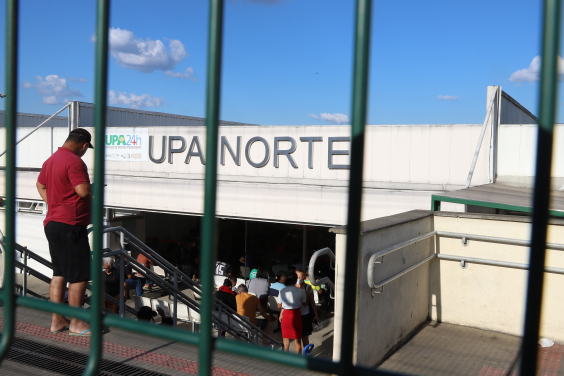 Imagem da fachada da UPA Norte por trás das grades da entrada