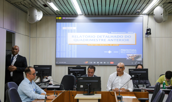 Imagem do Plenário Camil Caran. Ao fundo o painel mostra a capa da apresentação realizada pelos gestores públicos