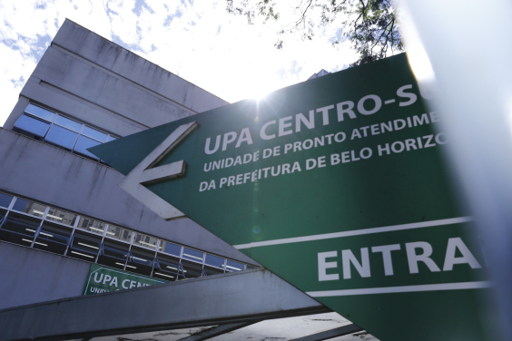 Placa na entrada da UPA Centro-Sul