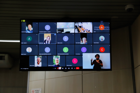 Telão mostra vereadores reunidos em videoconferência