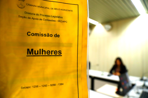Folha A4 na cor amarela com os dizeres Comissão de Mulheres