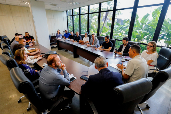 Vereadores estão assentados em mesa em formato de U na sala de Interlocução da Presidência