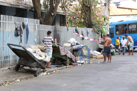 População em situação de rua em frente ao Abrigo São Paulo