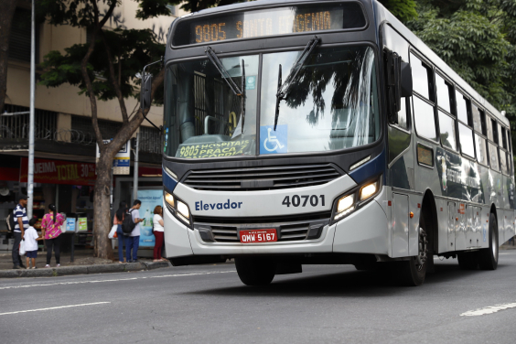 Ônibus da BHTrans em via de Belo Horizonte