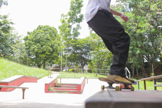 jovem anda de skate em pista de belo horizonte