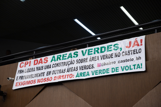 Faixa de protesto contra desafetação de áreas verdes no Bairro Castelo estendida durante reunião na CMBH