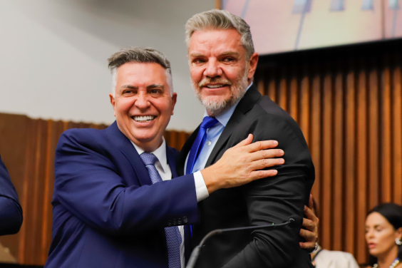 Álvaro Damião e Professor Juliano Lopes se cumprimentam