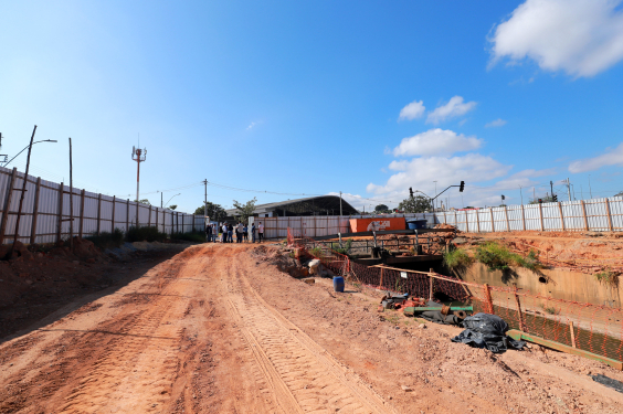 obras de drenagem urbana na avenida cristiano machado