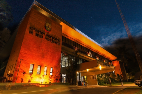 Fachada da Câmara Municipal com iluminação laranja