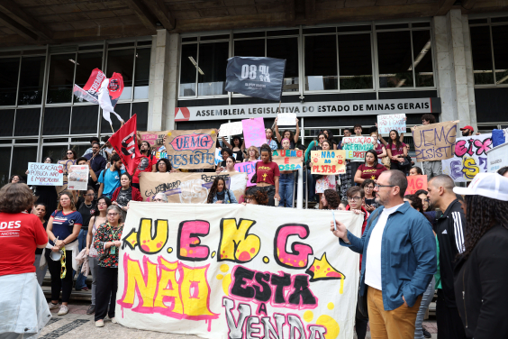 imagem de manifestação de estudantes da Universidade do Estado de Minas Gerais na frente da Assembleia Legislativa de Minas Gerais
