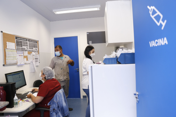 profissionais de centro de saúde de belo horizonte em sala de vacina