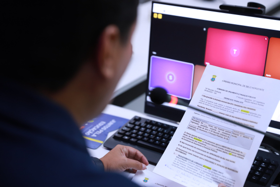 Vereador observa pauta da Comissão de Orçamento e Finanças Públicas