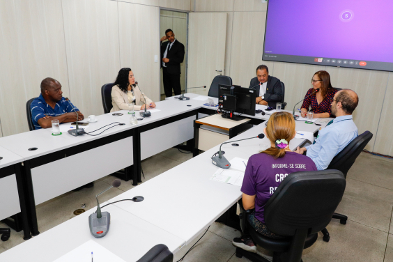 Vereadores e convidados no Plenário Helvécio Arantes