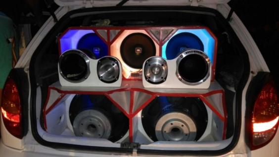 sistema de som em porta malas de carro