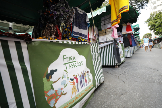 Barraca de feira, com roupas à venda, vista de baixo para cima