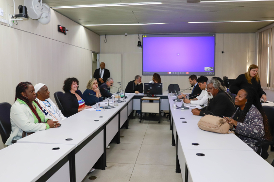 Vereadores e convidados no Plenário Helvécio Arantes