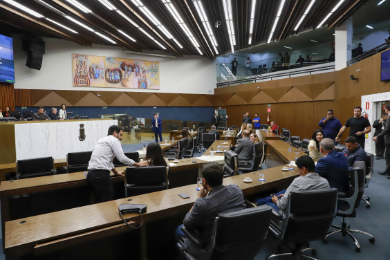 Vereadores discutem projetos no Plenário Amintas de Barros
