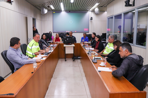 parlamentares e participantes presentes em audiência pública na câmara municipal de bh