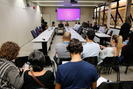 parlamentares e participantes presentes em audiência pública na câmara municipal de bh