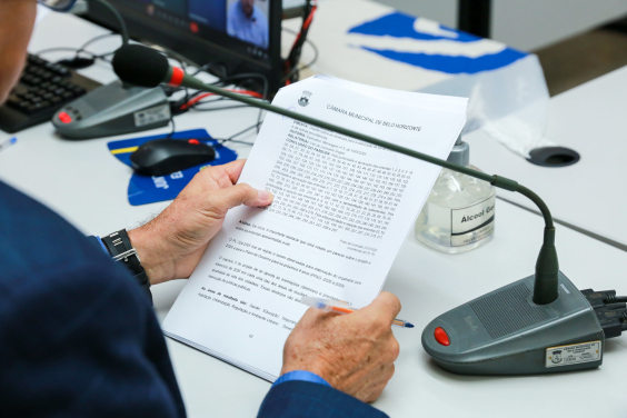 Mãos seguram documento