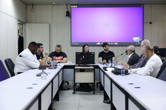Vereadores e convidados no Plenário Helvécio Arantes