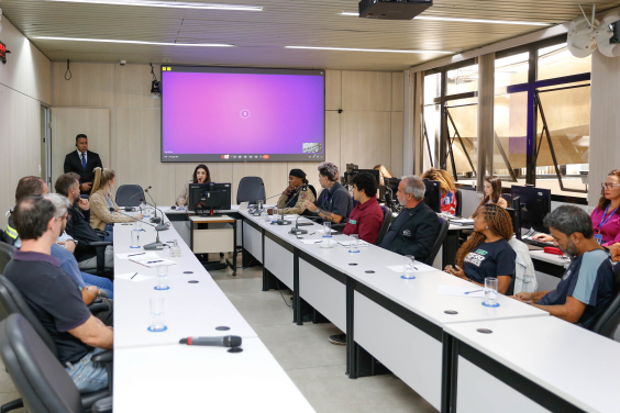 parlamentares e participantes presentes em audiência pública na câmara municipal de bh
