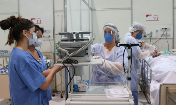 Enfermeiros em hospital de campanha