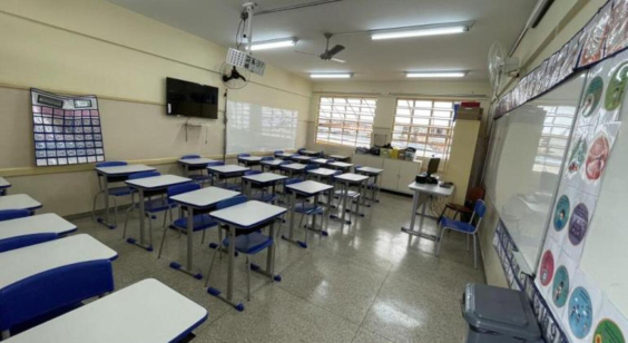 sala de aula de escola pública vazia, apenas com o mobiliário
