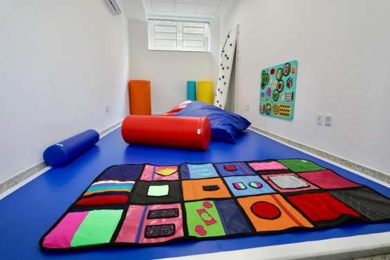 Sala com materiais lúdicos para crianças
