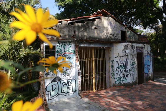 fachada de casa com as paredes pichadas