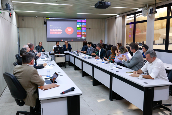 Vereadores e convidados no Plenário Helvécio Arantes