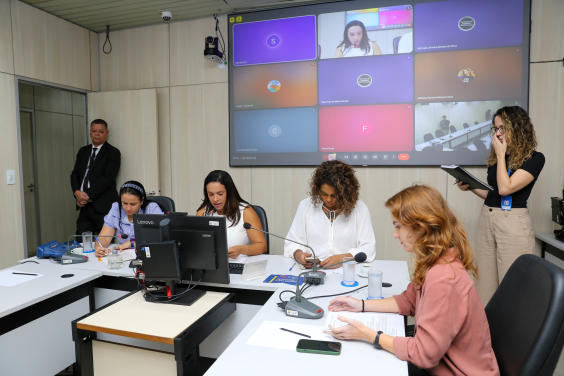 parlamentares e participantes presentes em reunião na câmara municipal de bh