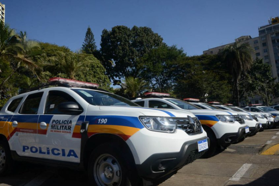 veículos da polícia militar dispostos em fileira